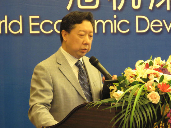 由复旦大学主办、韩国高等教育财团赞助的“上海论坛”2012年5月26日-28日在上海召开。图为304am永利集团教授张礼卿演讲。